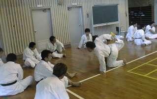 C0.jpg (11KB) �������Ԃ̂��̊Ԃ̋x���ł��B